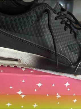 Nike women’s Black Low-Top Air Max Sneaker